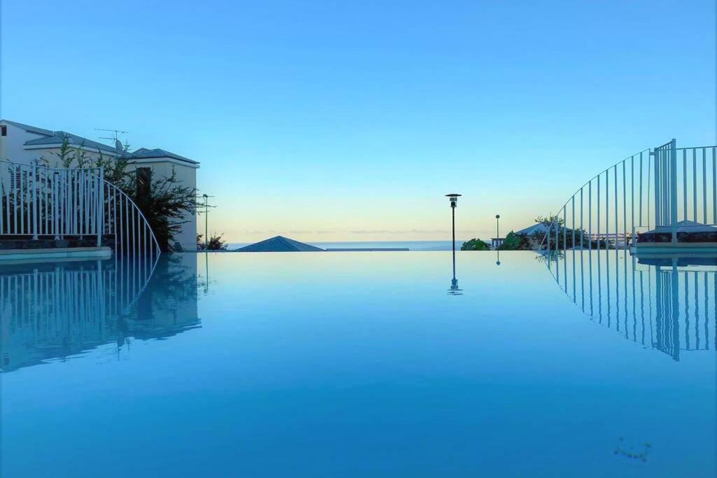 L'Instant Evasion, Studio Avec Terrasse, Piscine ! Saint-Gilles Les Bains Exterior photo
